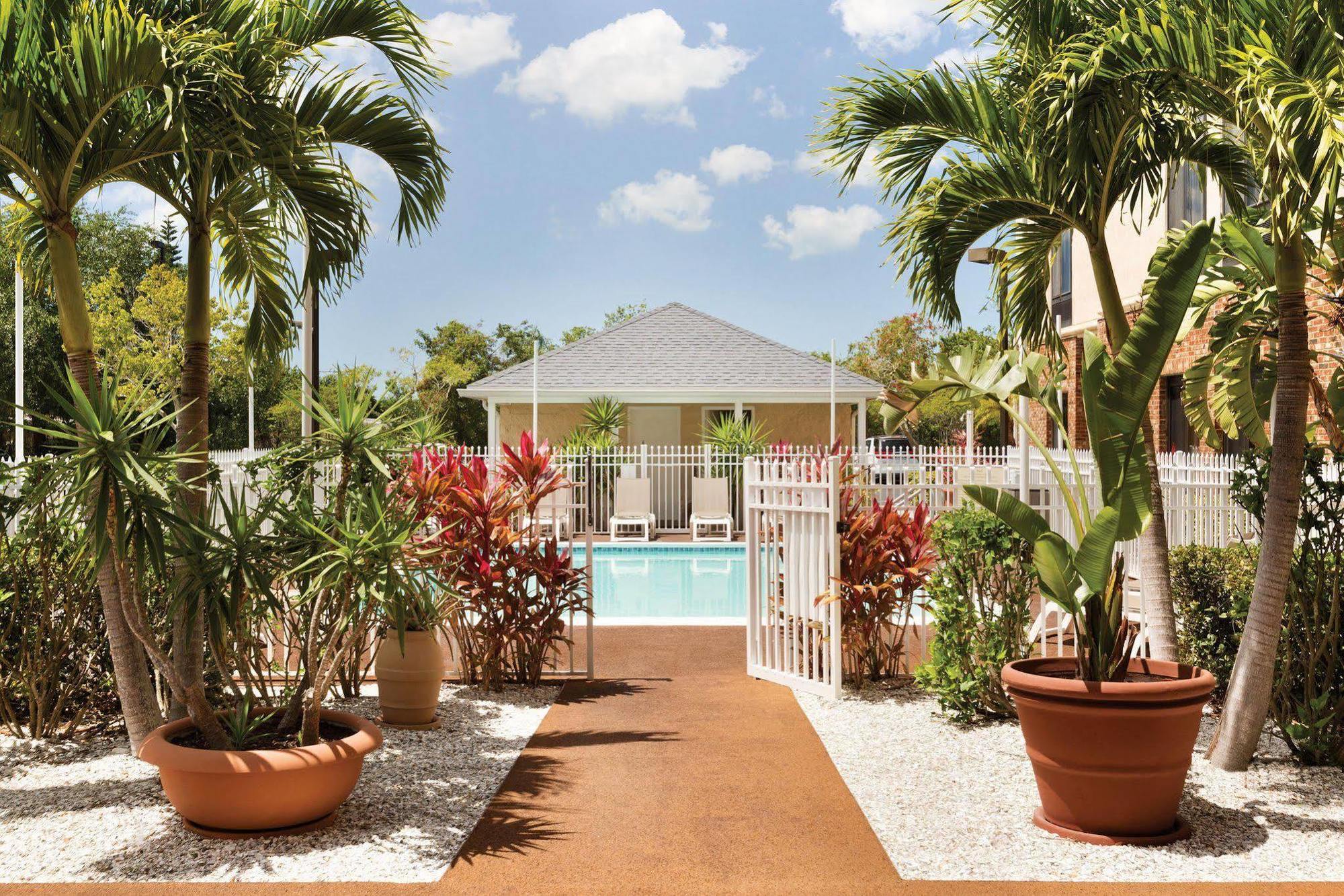 Hampton Inn & Suites Tarpon Springs Exterior photo